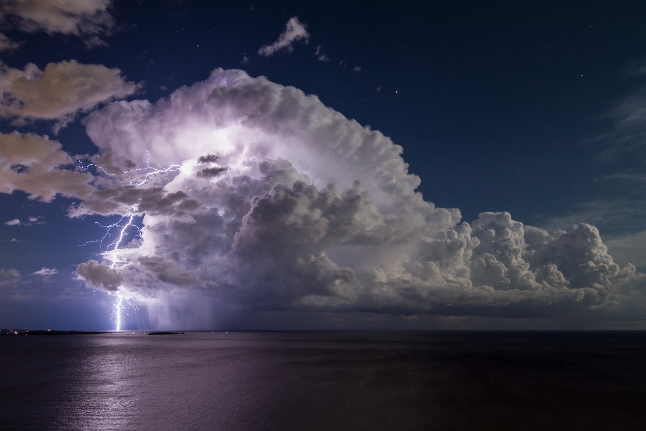 Lightning from an isolated storm over Cannes’ Bay © Serge Zaka