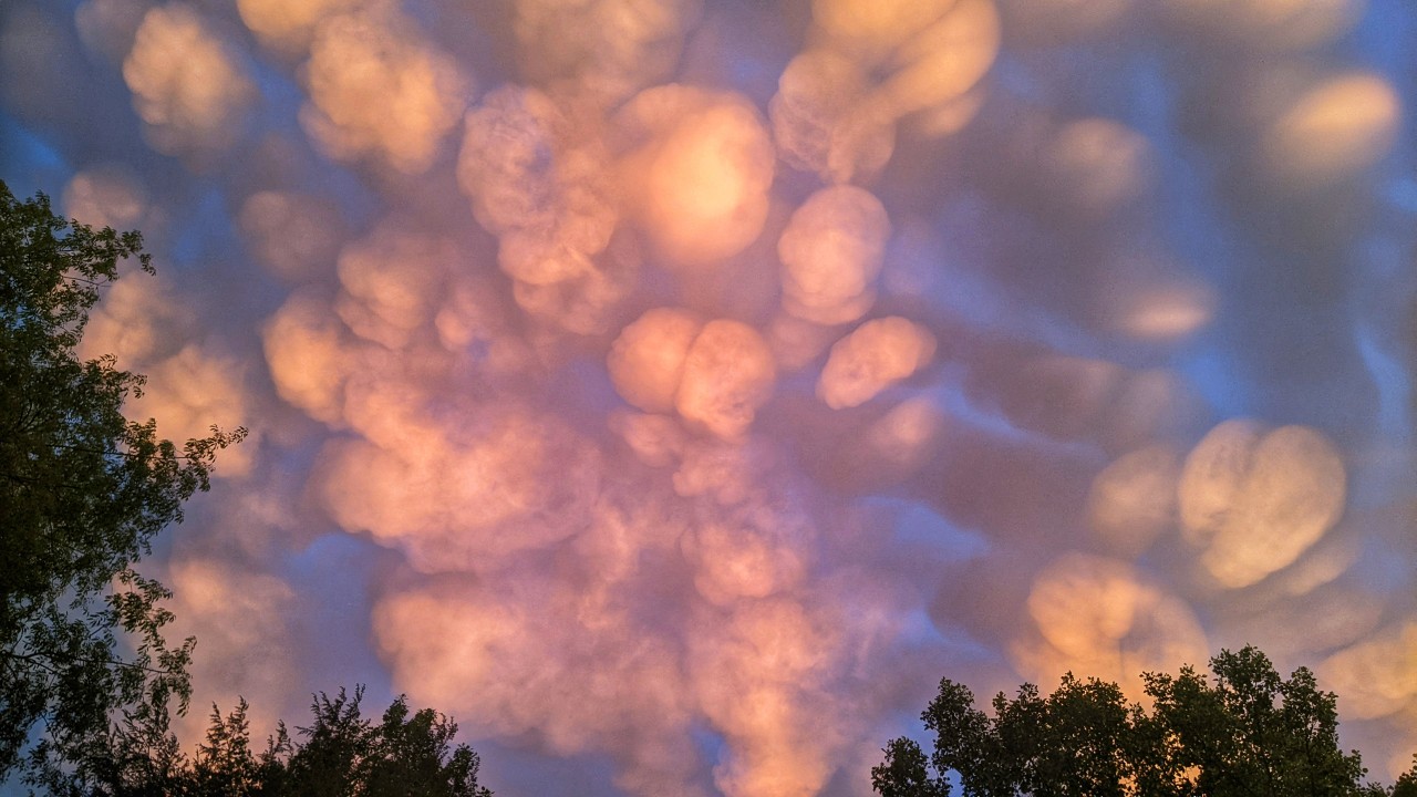 Mammatus Sunset by Eris Pil