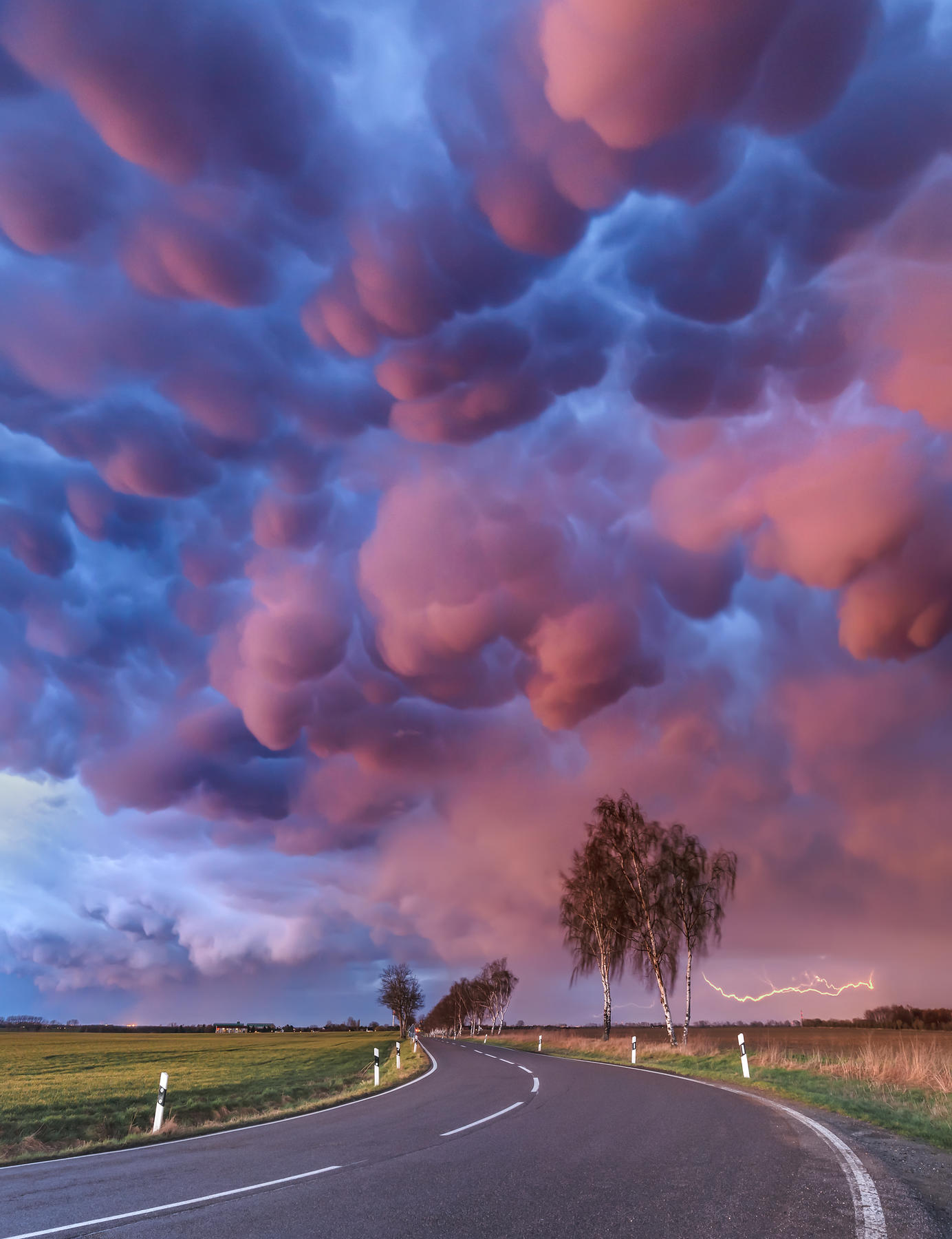 Mammatus clouds