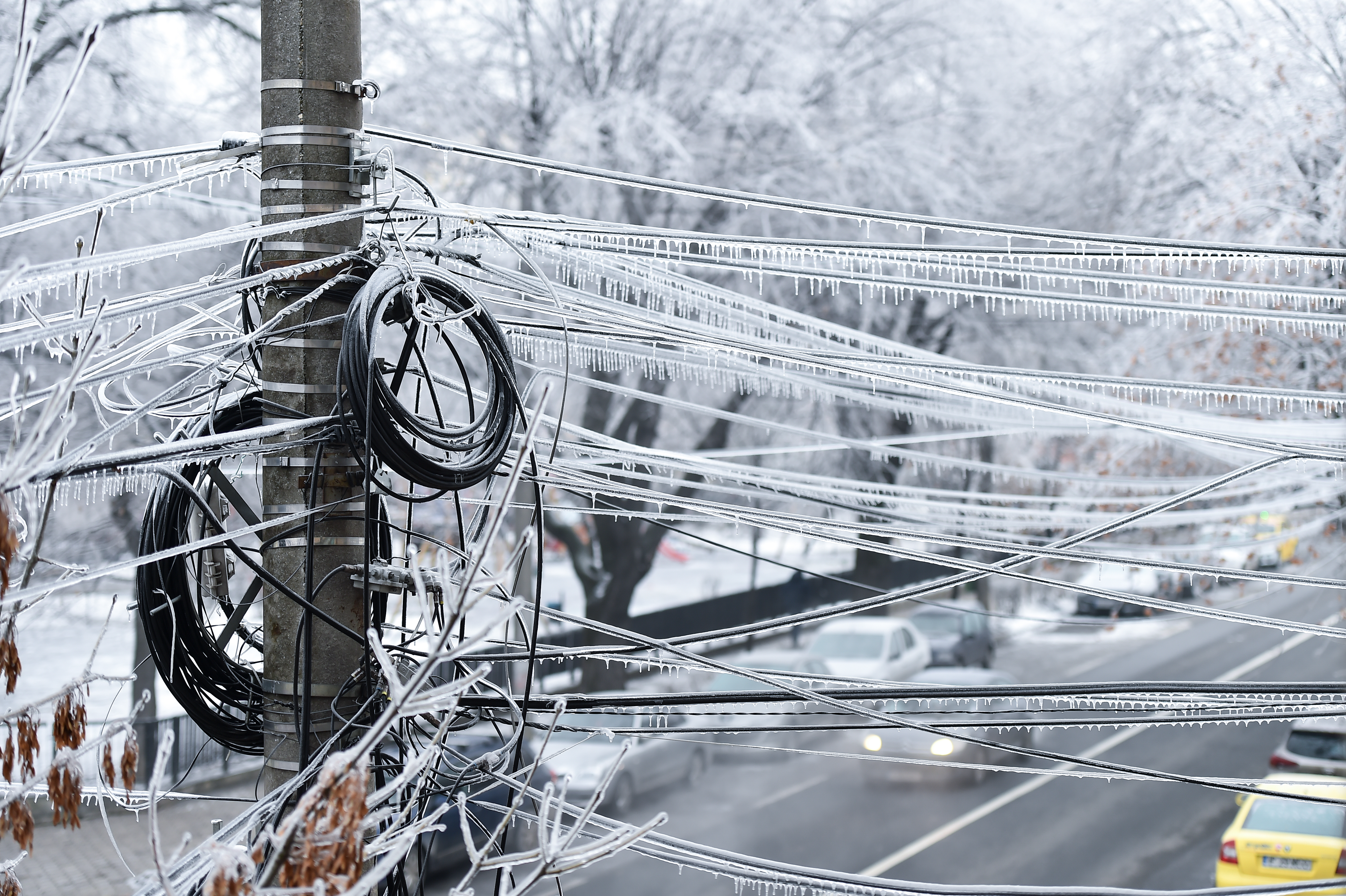 Freezing rain on electricity cables