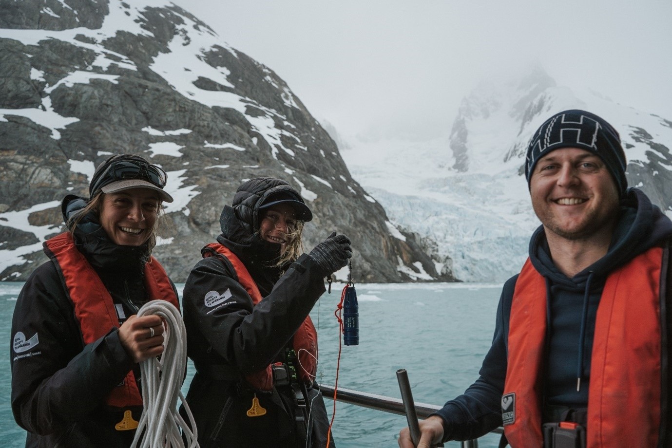 Millie Mannering, Kelly Davenport and Lawrence Rothwell with the Mangōpare sensor in Drygalski fjord © Siobhan O’Connor