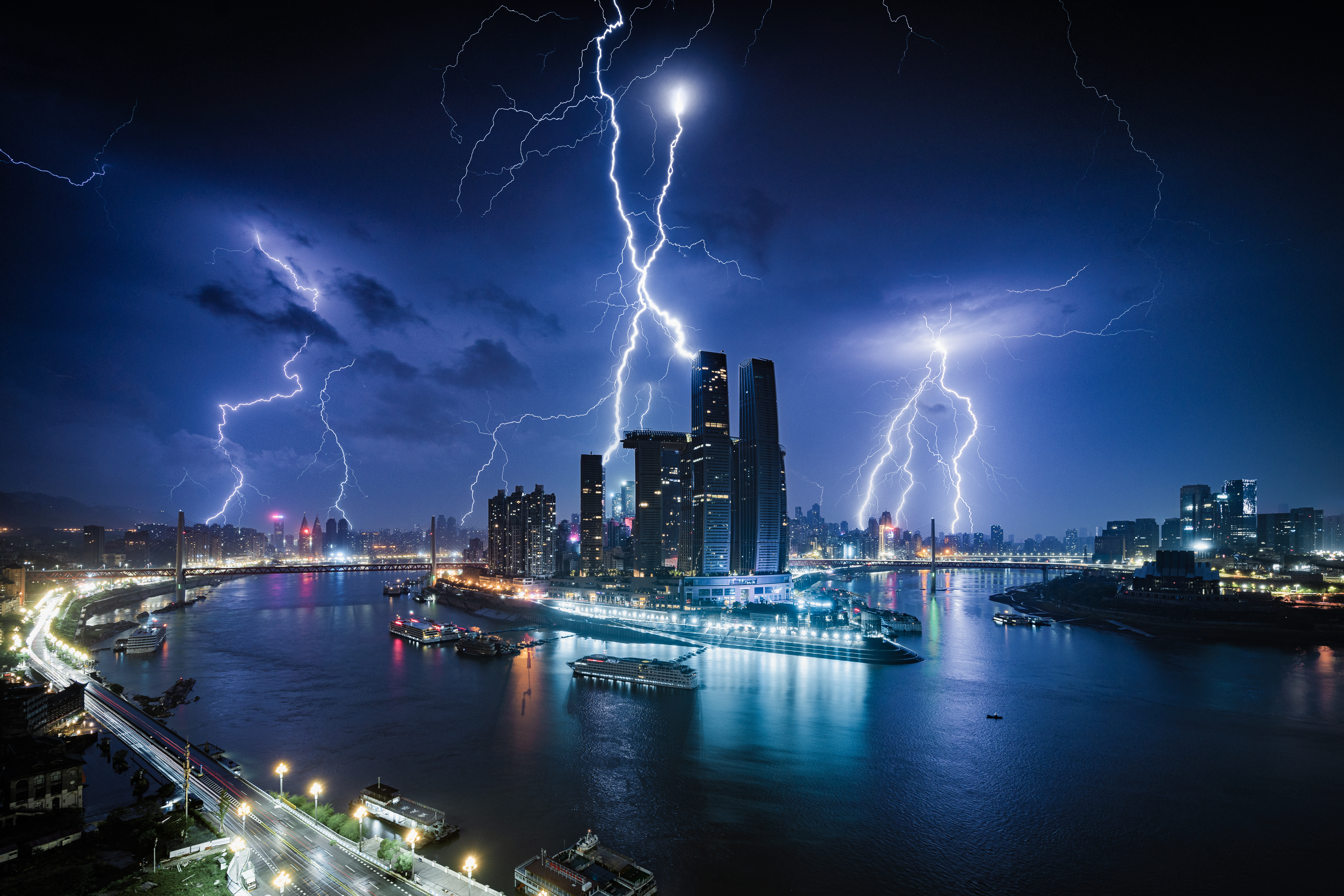 Luo Xing - Thunder in Chongqing