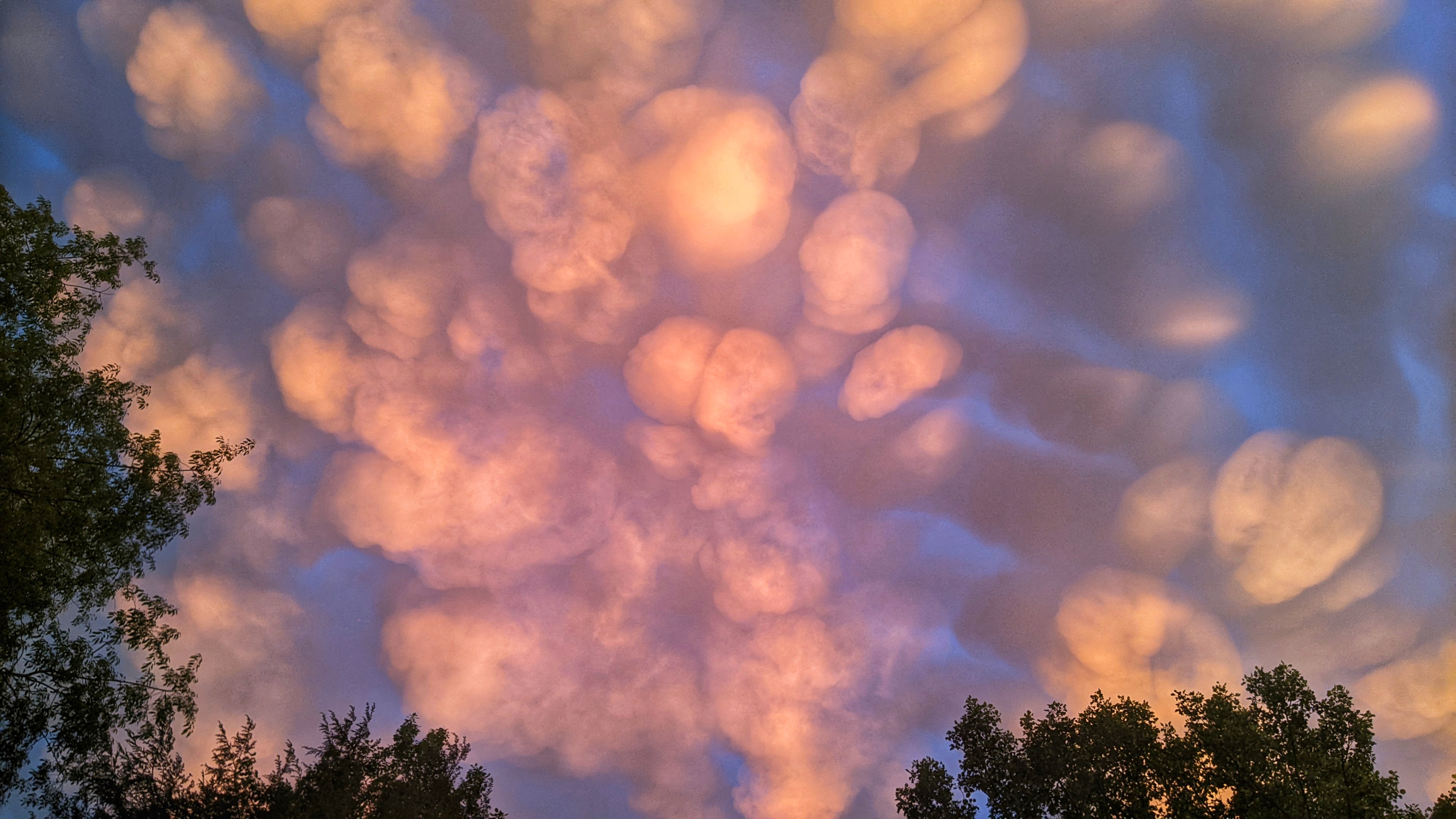 Mammatus Sunset © Eris Pil
