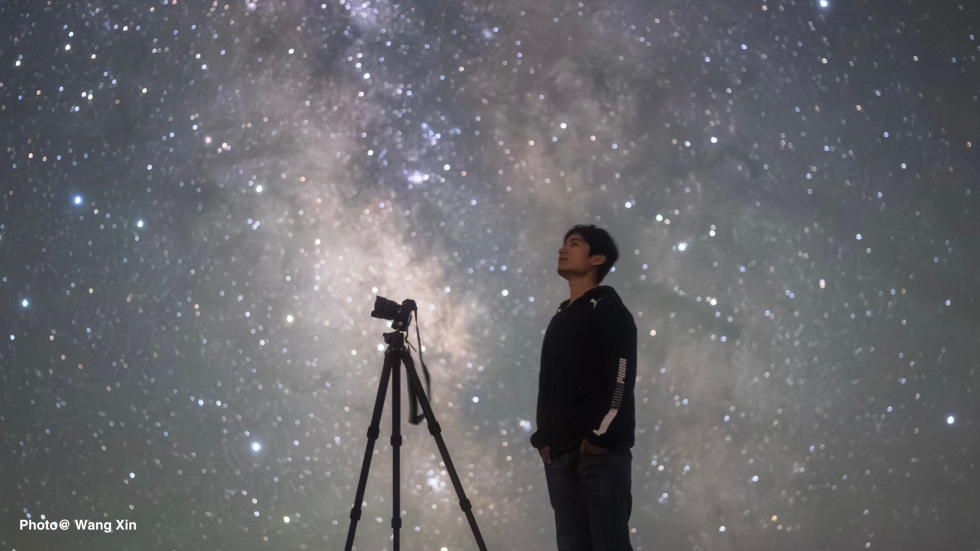 Wang Xin photographing a starry sky 