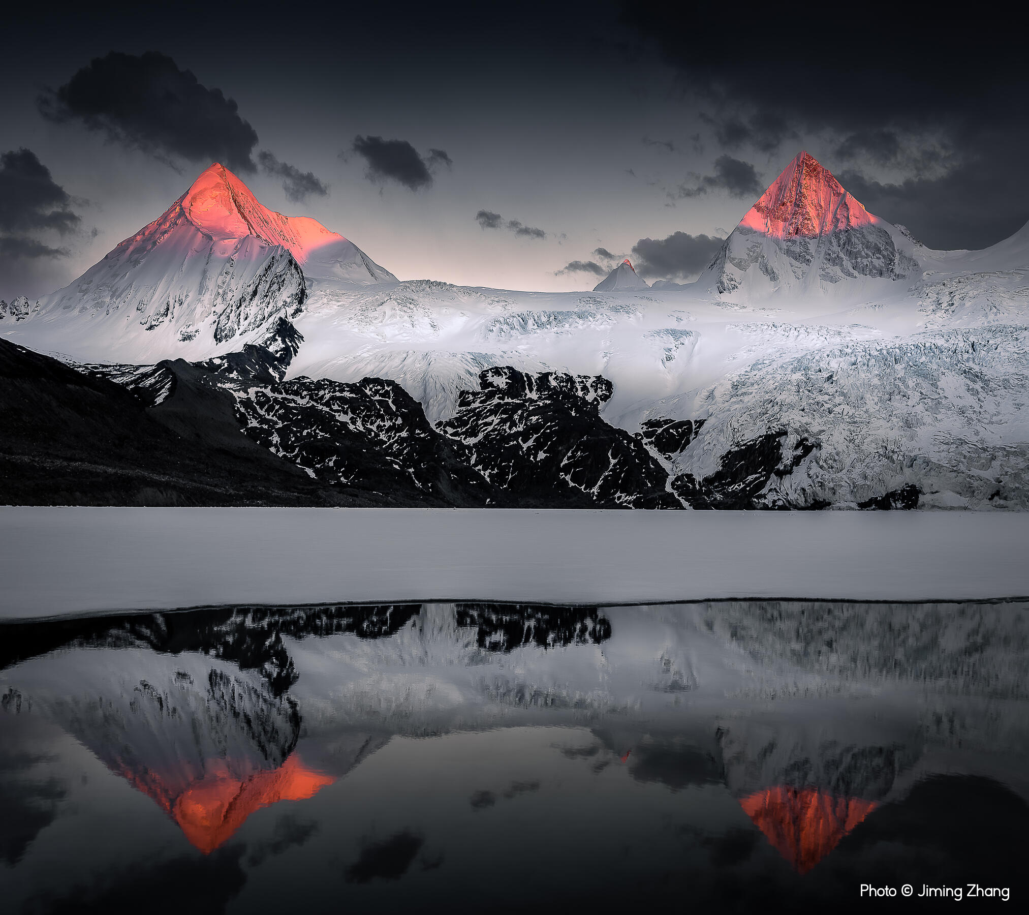 Floating Red © Jiming Zhang
