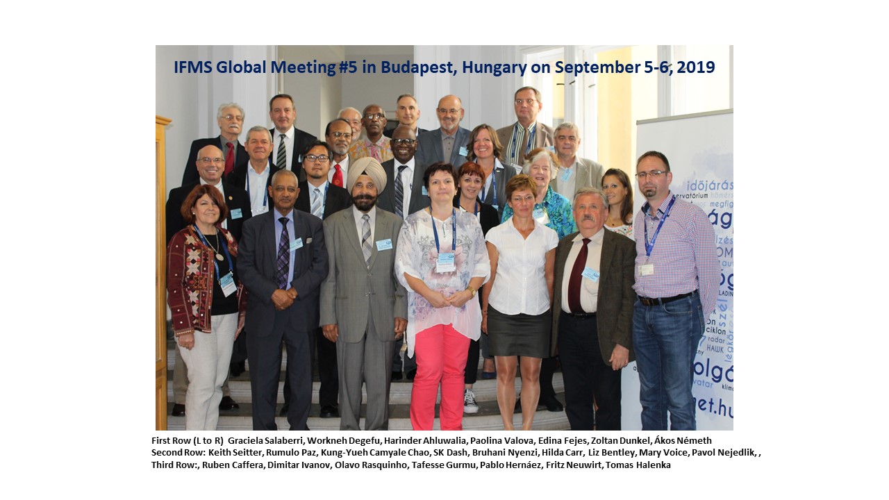 Liz Bentley, Chief Executive of RMetS meeting with Harinder Ahluwalia President IFMS and other delegates.